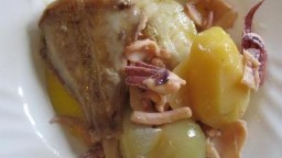 Recepta de cuina de Bullit de cua de rap, lluç i calamar amb patates i ceba